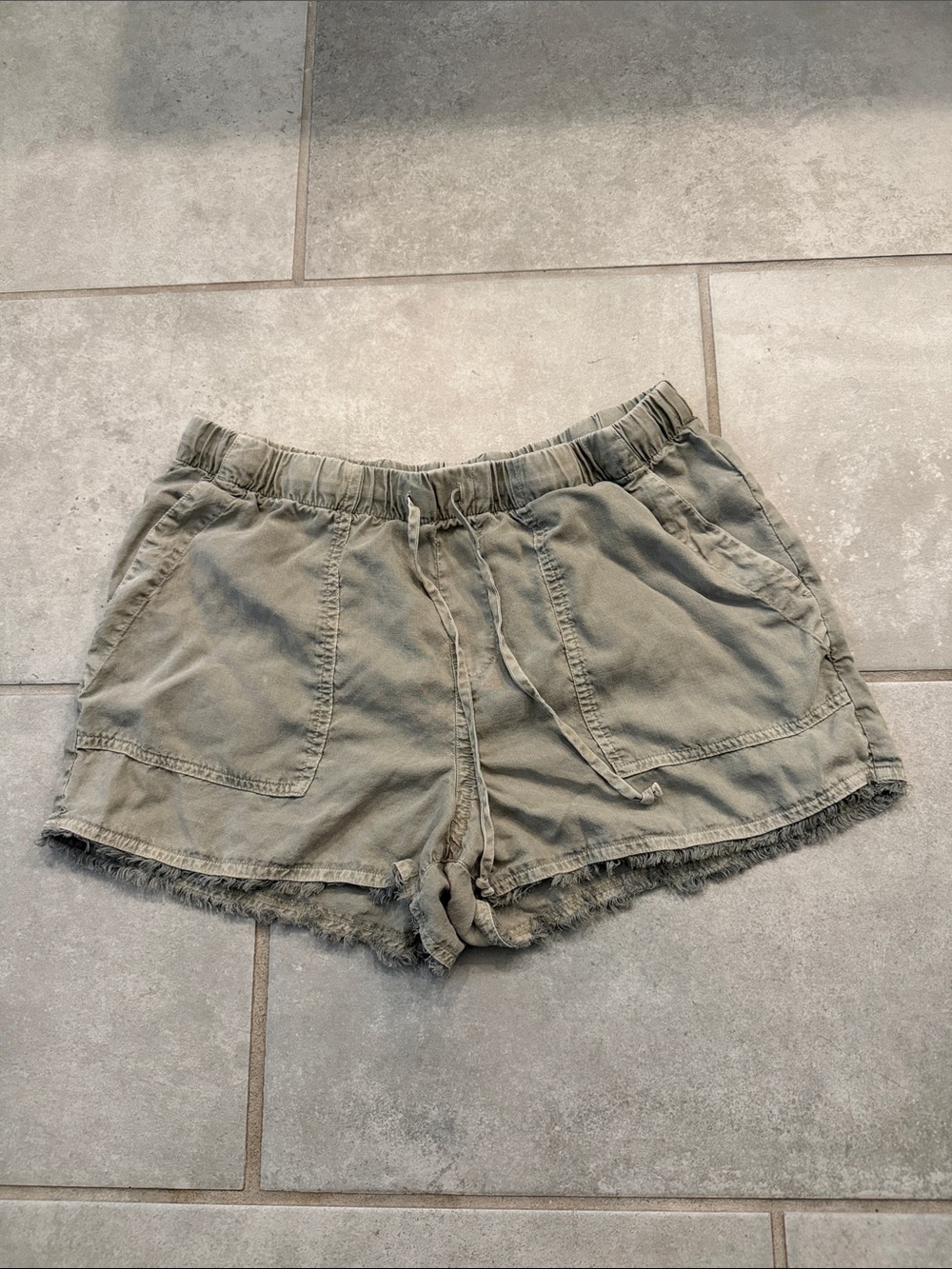 Bella Dahl Olive Green Drawstring Frayed-Hem Athletic Shorts